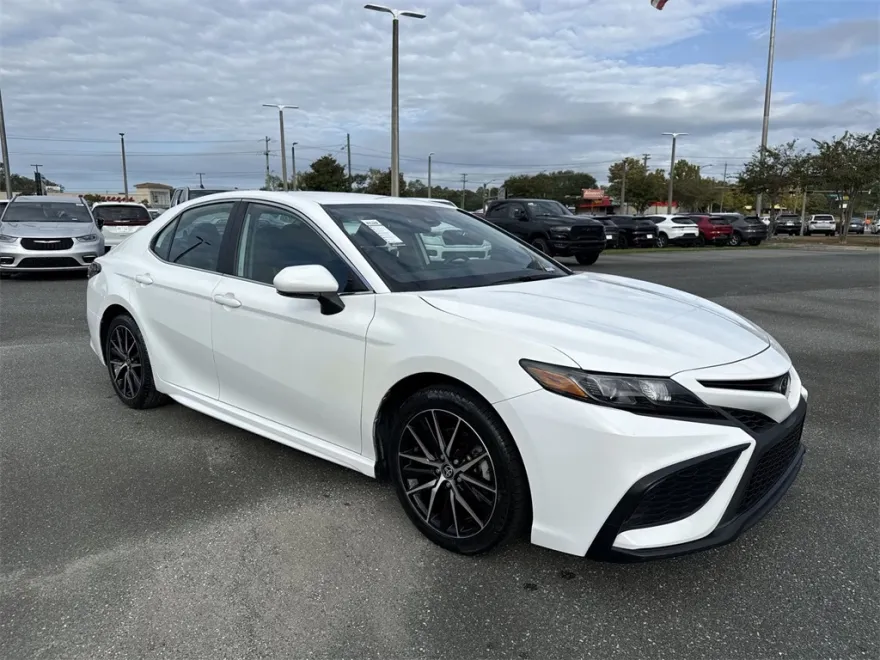 2024 Toyota Camry SE photo 1