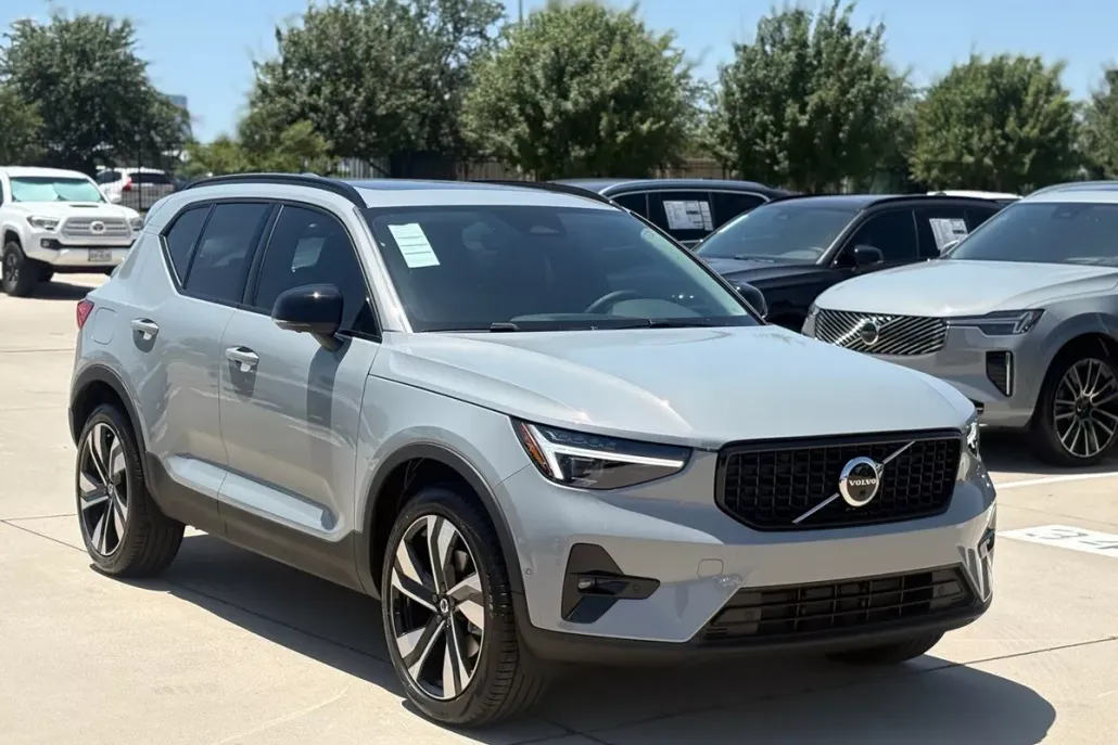 2026 Volvo XC40 Plus photo 1