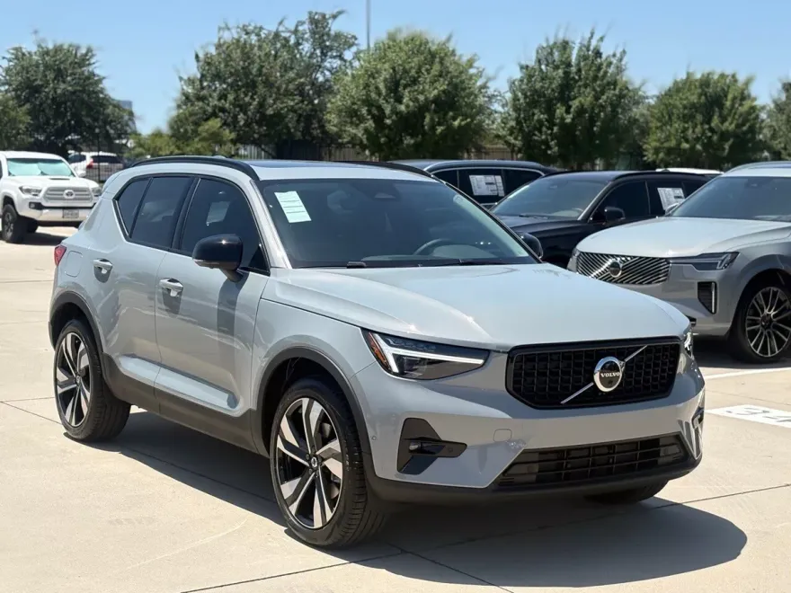 2026 Volvo XC40 Plus photo 1