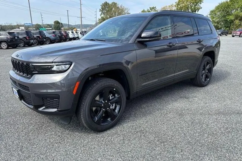 2025 Jeep Grand Cherokee Laredo Altitude photo 1