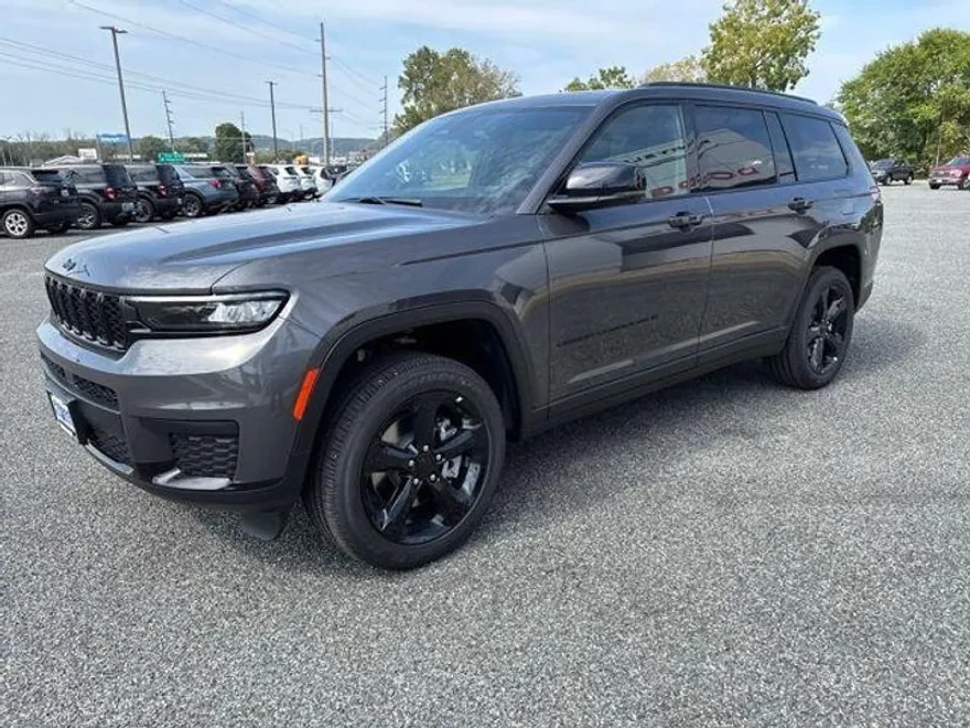 2025 Jeep Grand Cherokee Laredo Altitude photo 1