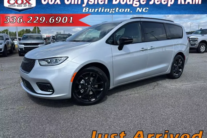 2026 Chrysler Pacifica Limited photo 1