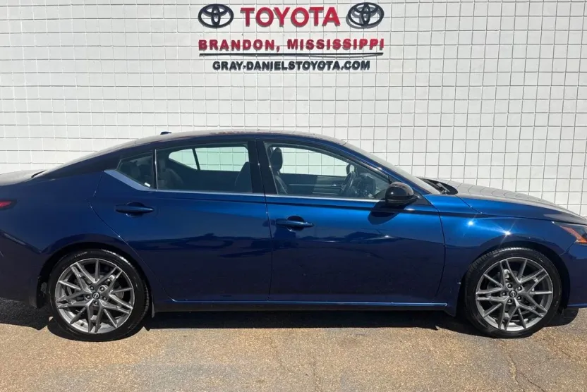 2023 Nissan Altima SR photo 1