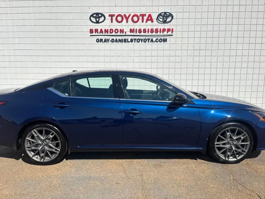 2023 Nissan Altima SR photo 1