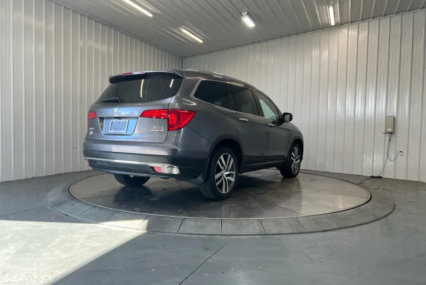 2017 Honda Pilot Elite photo 1