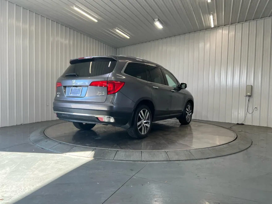 2017 Honda Pilot Elite photo 1