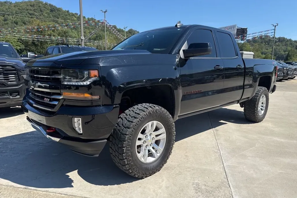 2018 Chevrolet Silverado 1500 LT photo 1