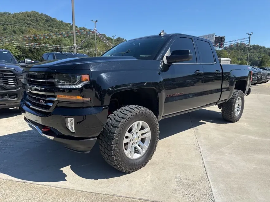 2018 Chevrolet Silverado 1500 LT photo 1