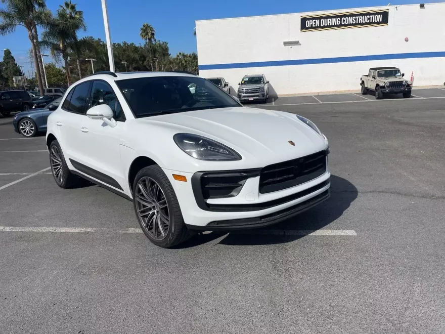 2024 Porsche Macan Base photo 1