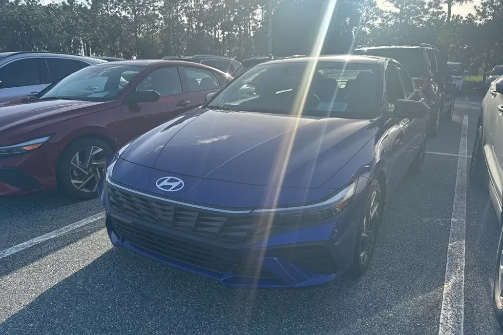 2025 Hyundai Elantra SEL Sport photo 1