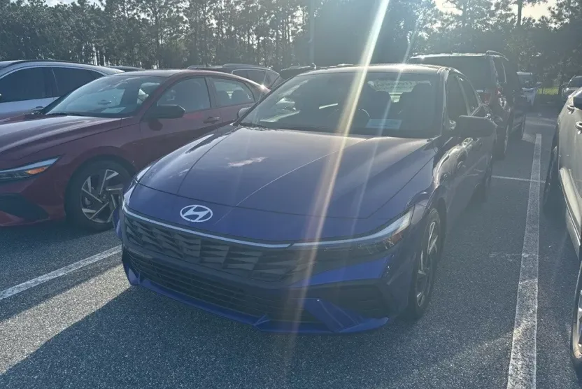 2025 Hyundai Elantra SEL Sport photo 1