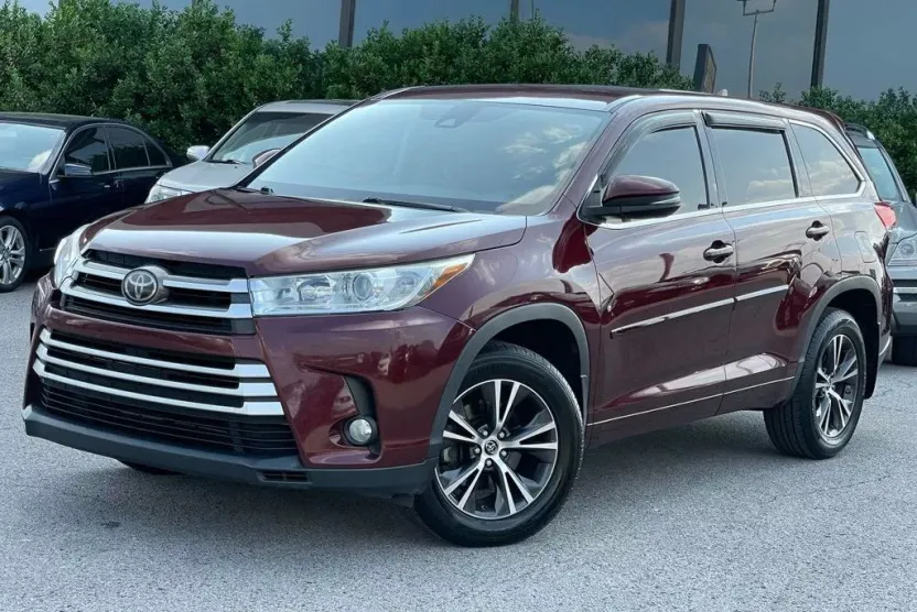2017 Toyota Highlander LE Plus photo 1