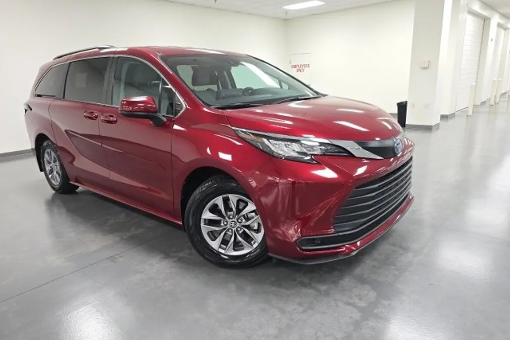 2023 Toyota Sienna LE photo 1