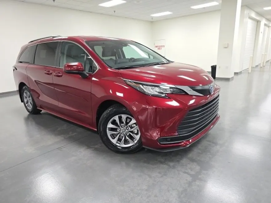 2023 Toyota Sienna LE photo 1