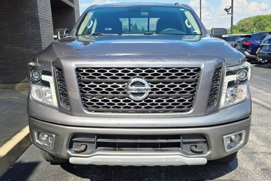 2019 Nissan Titan PRO-4X photo 1
