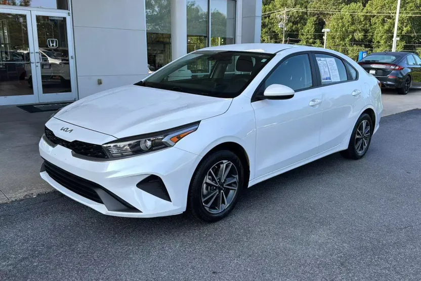 2024 Kia Forte LXS photo 1