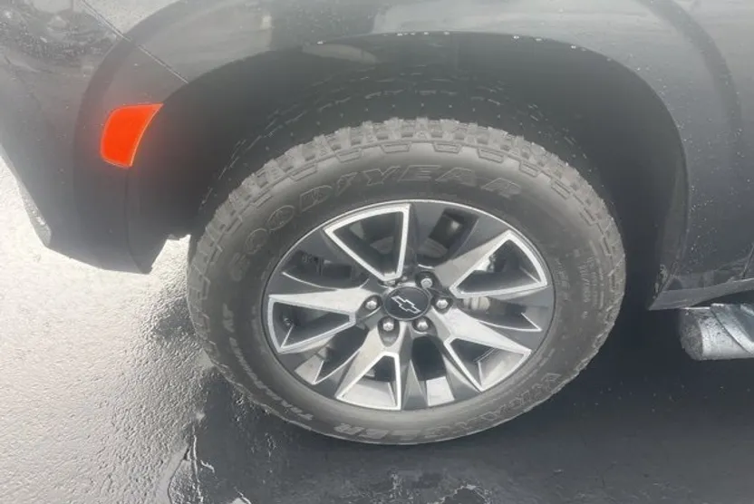 2021 Chevrolet Suburban Z71 photo 1