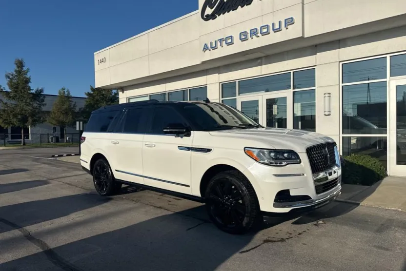2023 Lincoln Navigator Black Label photo 1