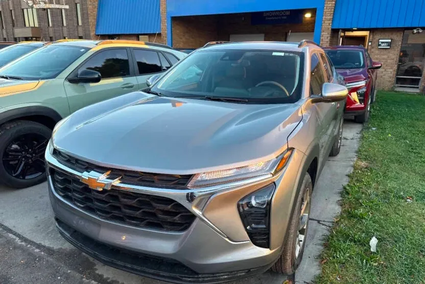 2025 Chevrolet Trax LT photo 1