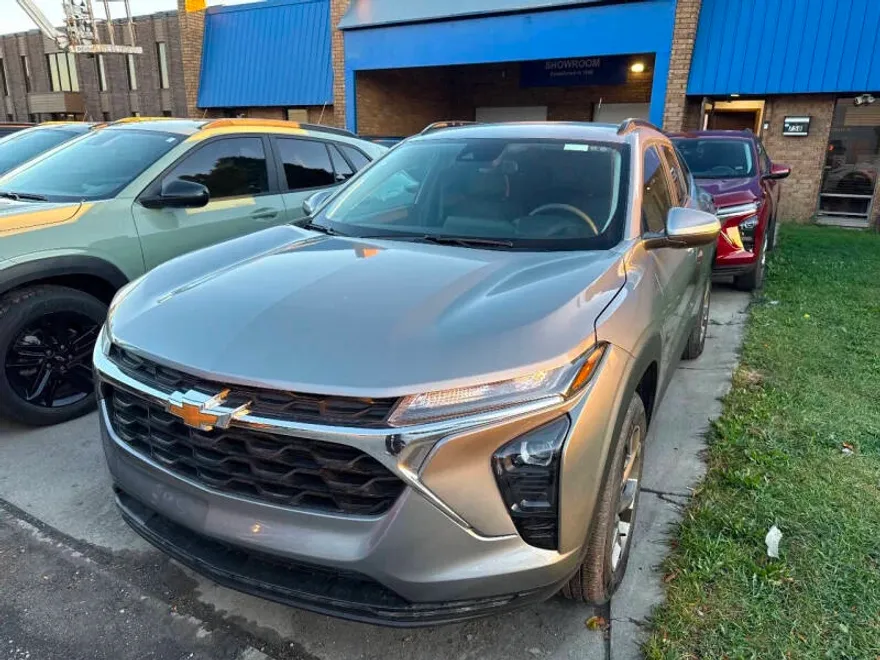 2025 Chevrolet Trax LT photo 1