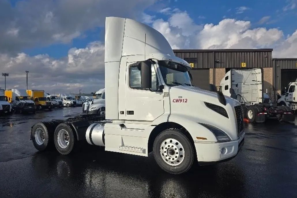 2020 Volvo Truck VNR photo 1