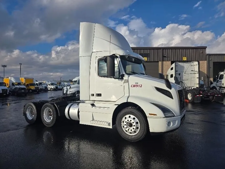 2020 Volvo Truck VNR photo 1