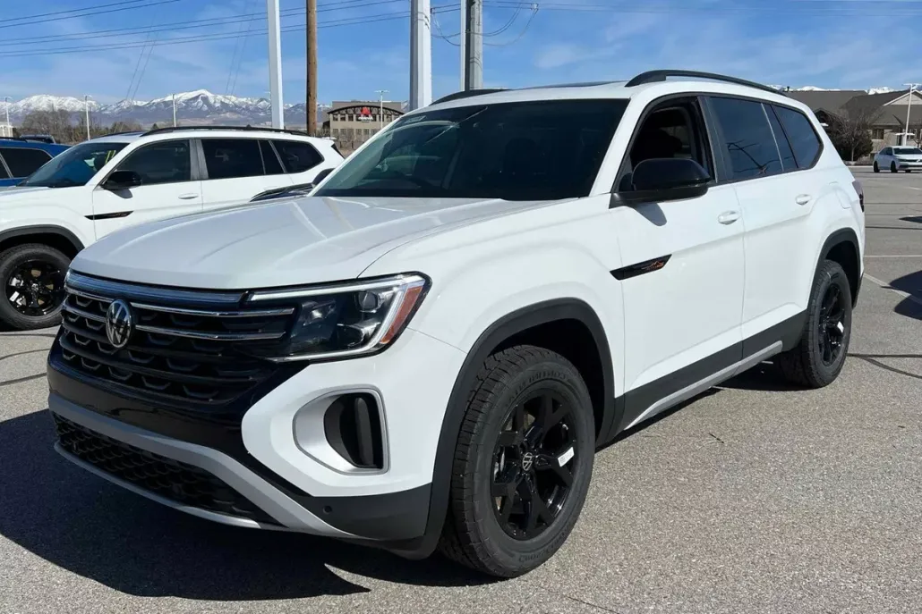 2025 Volkswagen Atlas Peak Edition photo 1