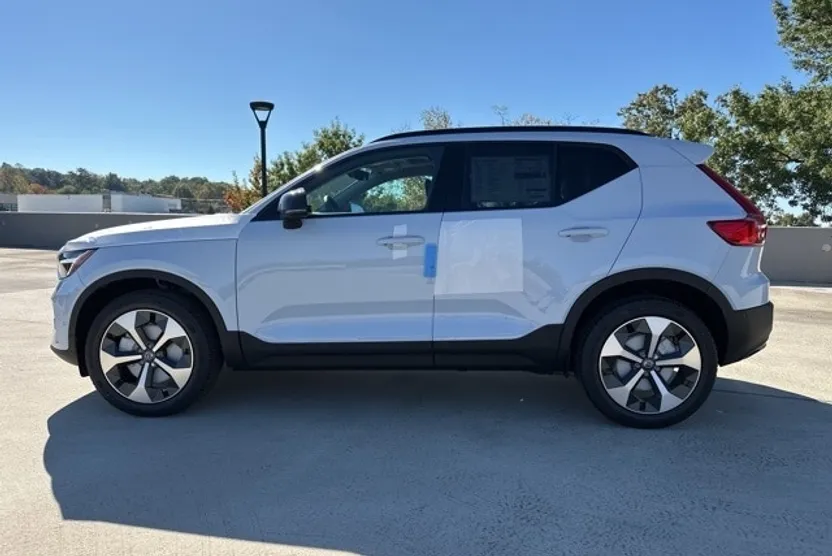 2026 Volvo XC40 Plus photo 1