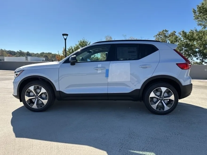 2026 Volvo XC40 Plus photo 1