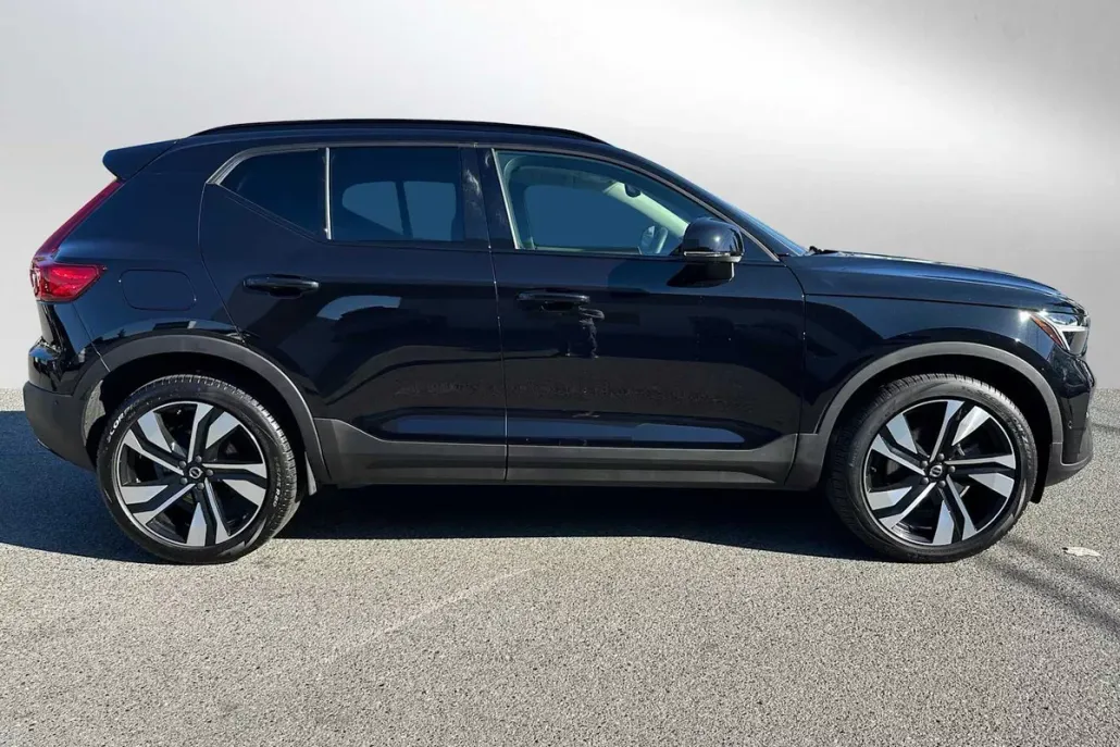 2025 Volvo XC40 Plus photo 1