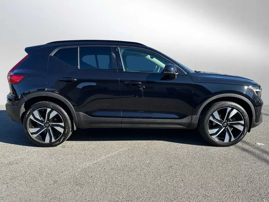 2025 Volvo XC40 Plus photo 1