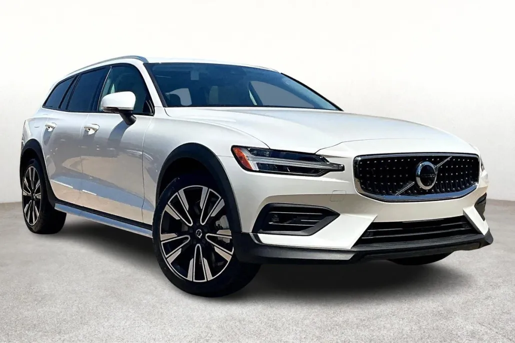 2025 Volvo V60 Cross Country B5 photo 1