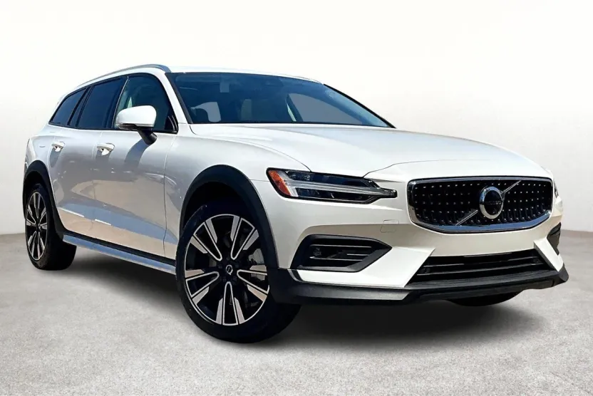 2025 Volvo V60 Cross Country B5 photo 1