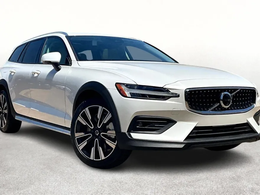 2025 Volvo V60 Cross Country B5 photo 1