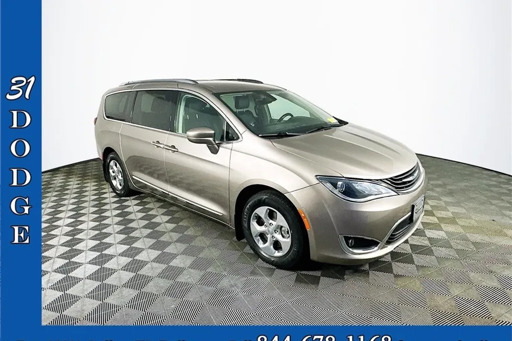 2018 Chrysler Pacifica Hybrid Touring L photo 1