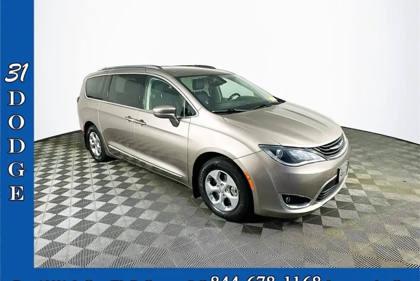 2018 Chrysler Pacifica Hybrid Touring L photo 1
