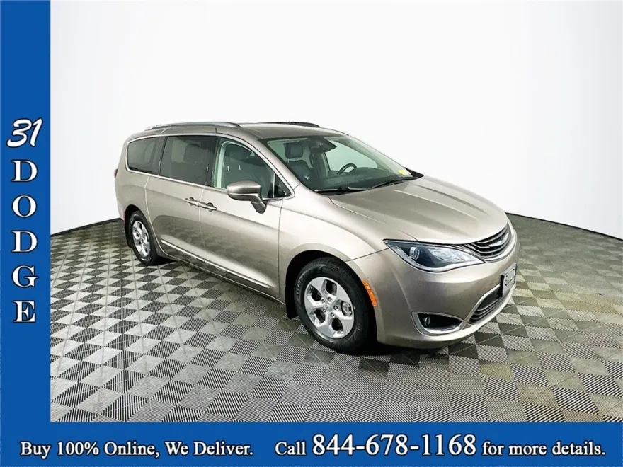 2018 Chrysler Pacifica Hybrid Touring L photo 1
