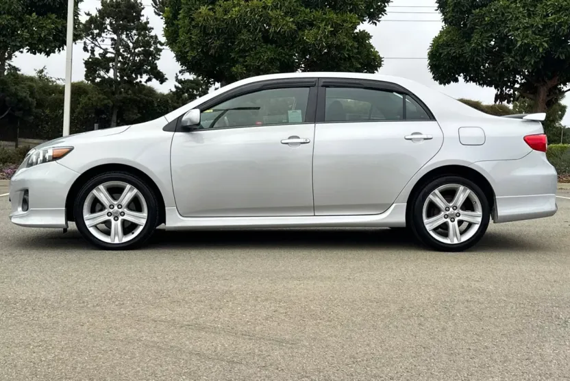 2013 Toyota Corolla L photo 1