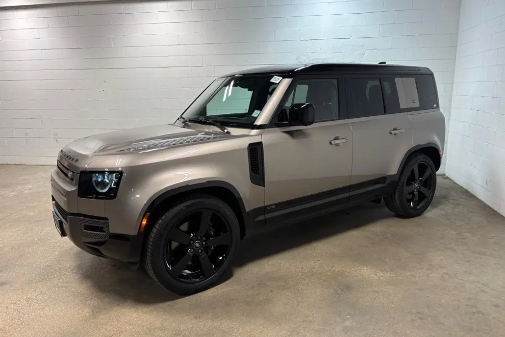 2023 Land Rover Defender 110 V8 photo 1