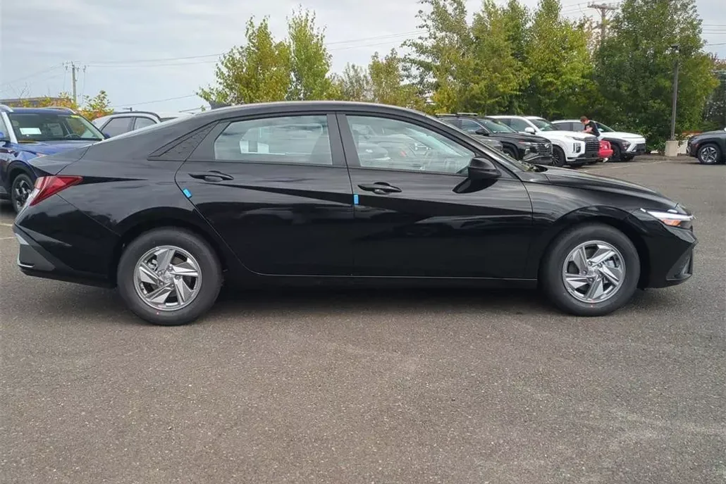 2025 Hyundai Elantra SE photo 1