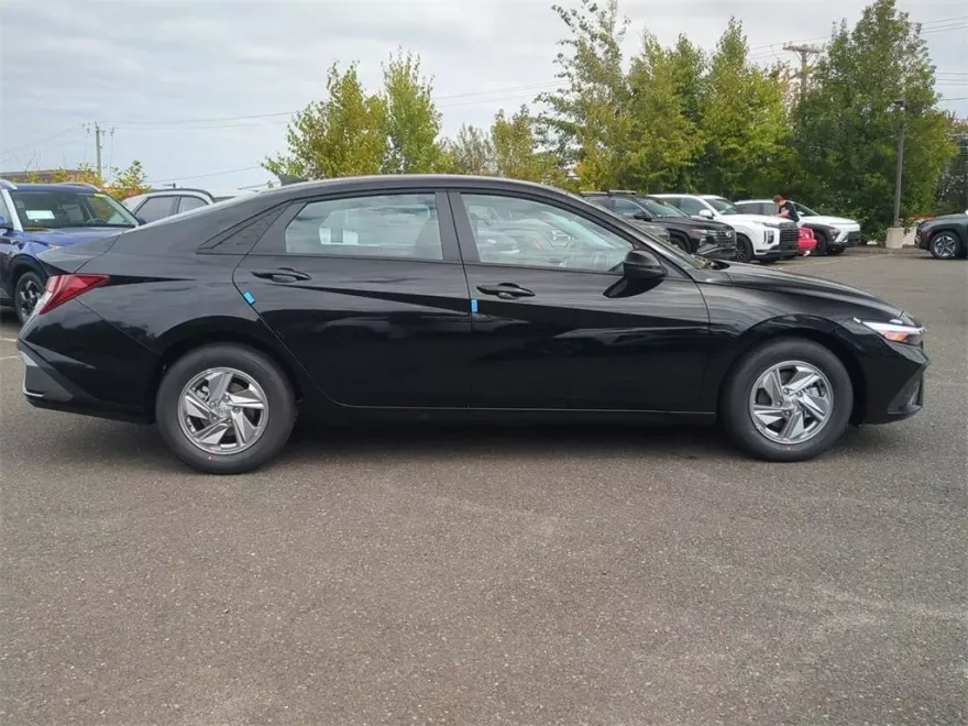 2025 Hyundai Elantra SE photo 1