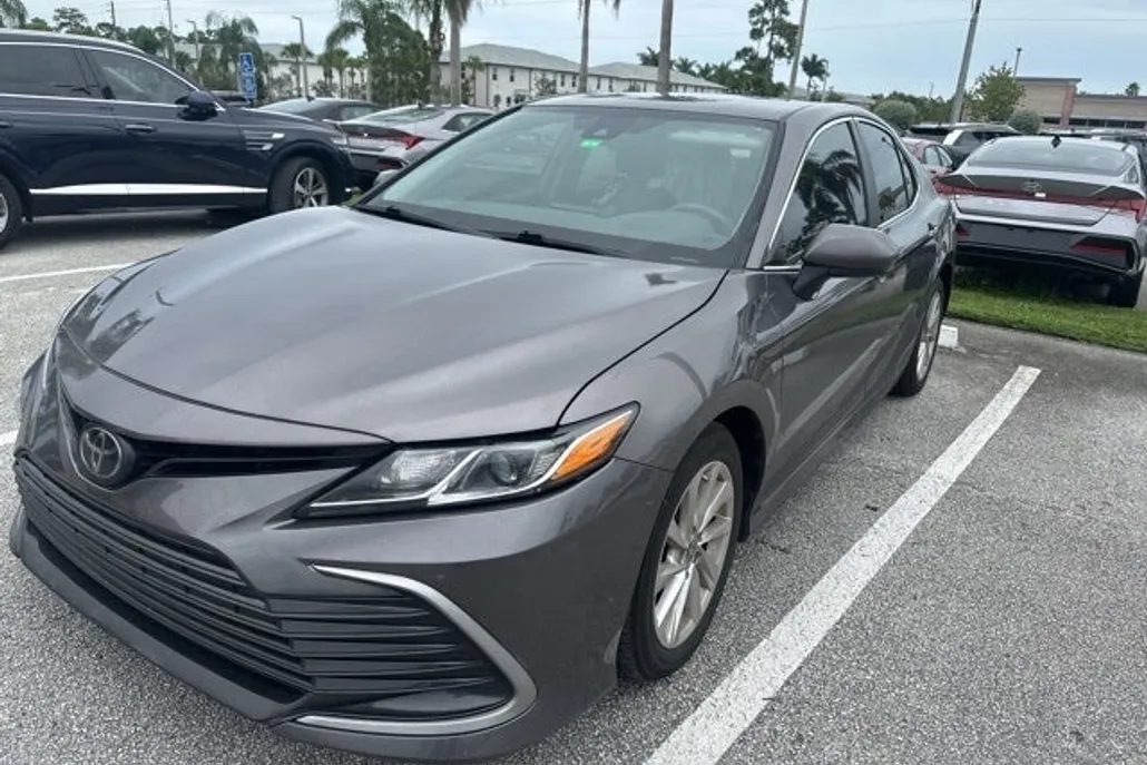 2023 Toyota Camry LE photo 1