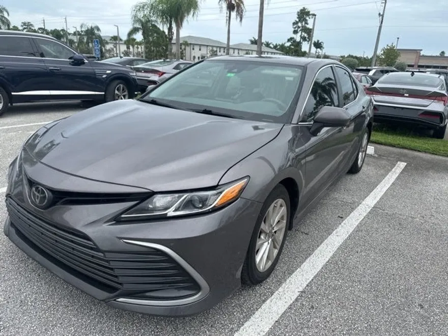 2023 Toyota Camry LE photo 1