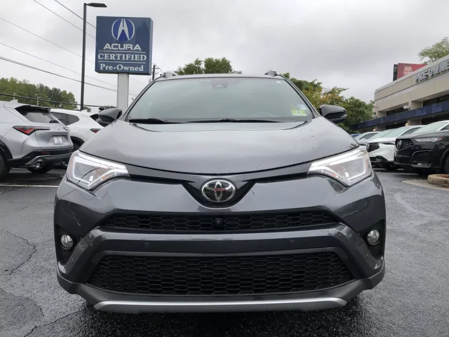 2016 Toyota RAV4 SE photo 1