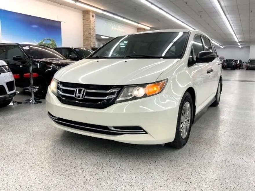 2016 Honda Odyssey LX photo 1