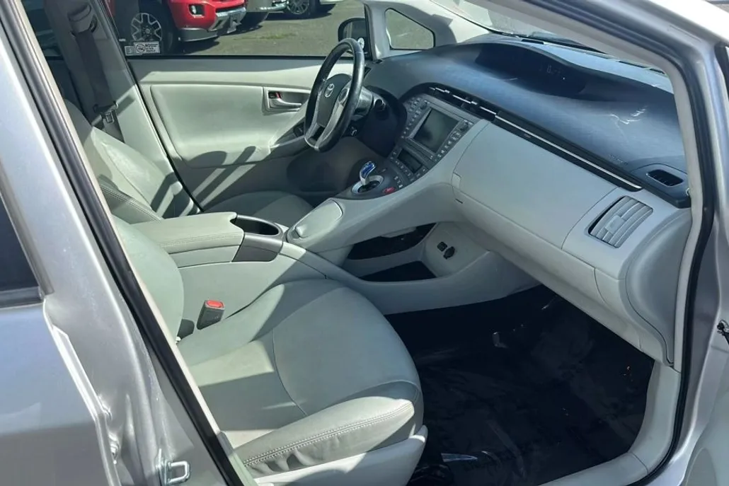2014 Toyota Prius Four photo 1