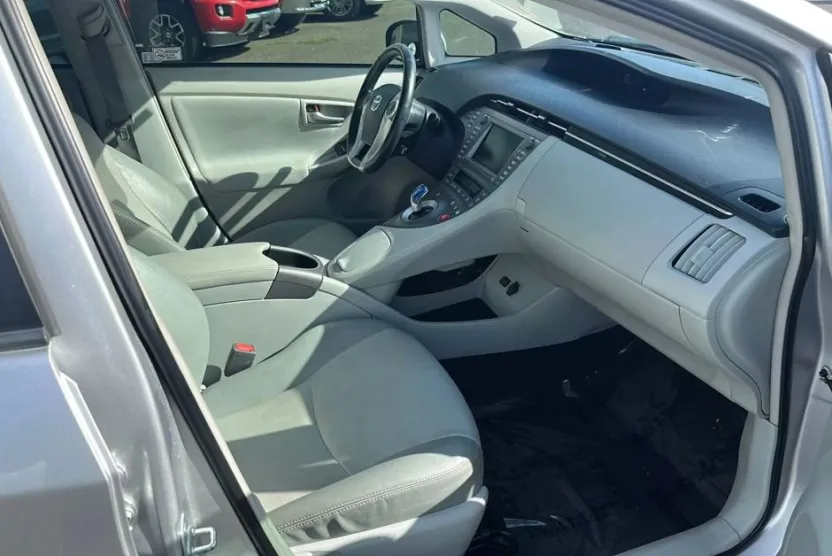 2014 Toyota Prius Four photo 1