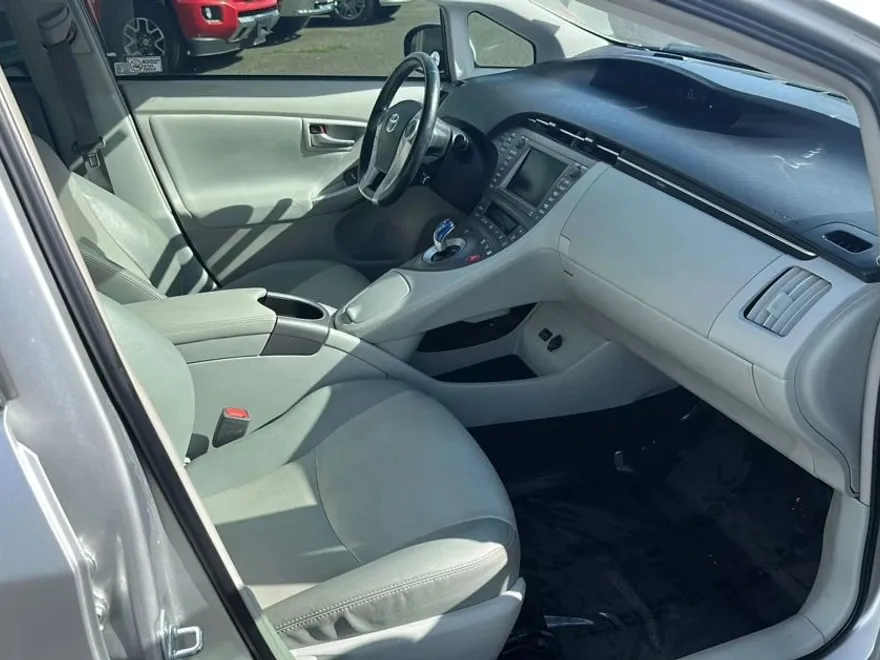 2014 Toyota Prius Four photo 1