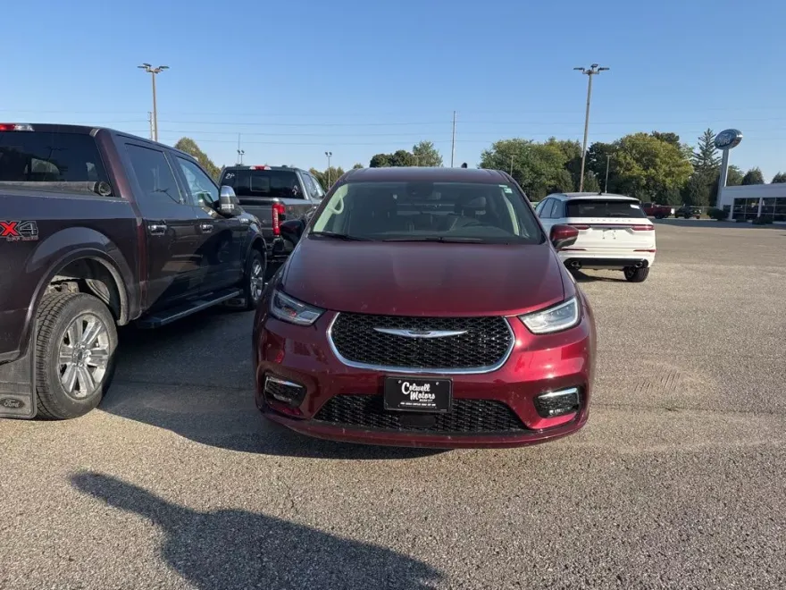 2023 Chrysler Pacifica Touring L photo 1