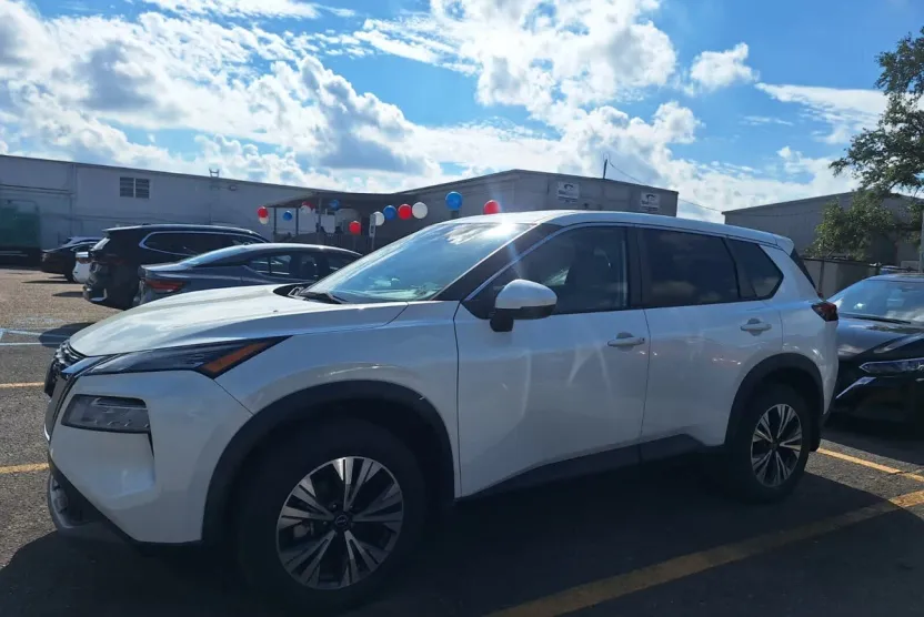 2022 Nissan Rogue SV photo 1